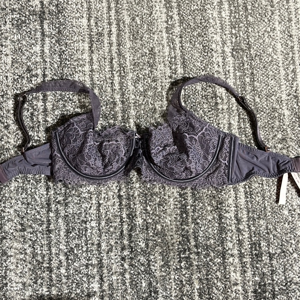 Victoria’s Secret dusty purple lace bra - size 36D